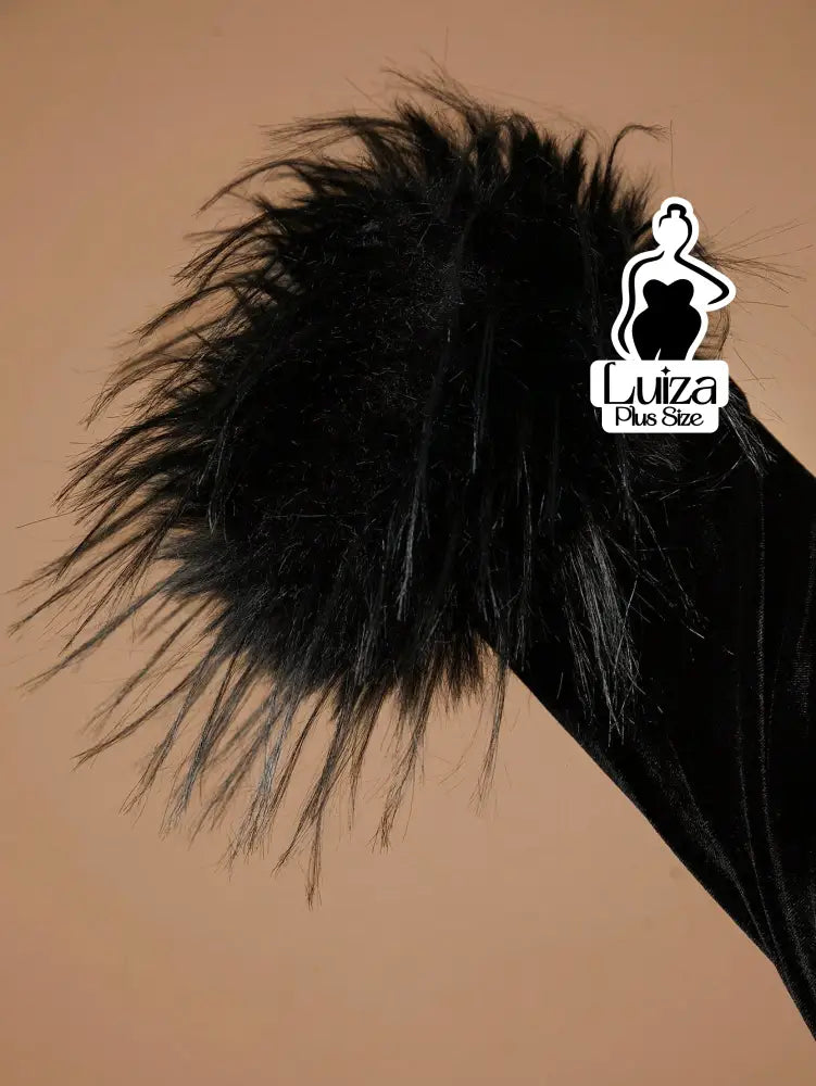 Blusa Veludo Decote Quadrado Punhos Plumas Plus Size Blusa Veludo Decote Quadrado Punhos Plumas Plus Size