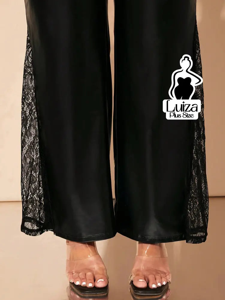 Calça Couro Sintético Recortes Laterais Renda Plus Size Calça Couro Sintético Recortes Laterais Renda Plus Size