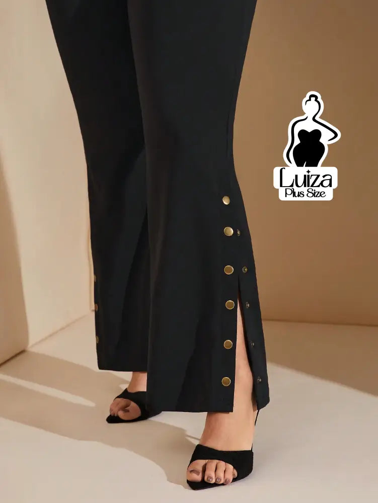 Calça Flare Alfaiataria Botões Laterais Plus Size Calça Flare Alfaiataria Botões Laterais Plus Size