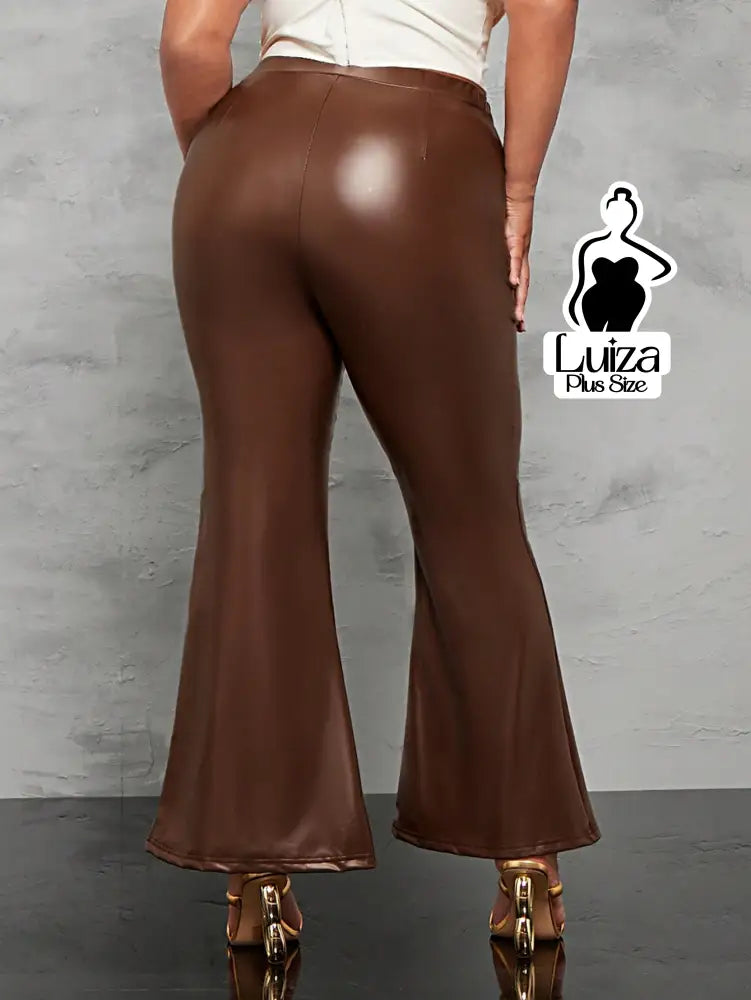 Calça Flare Couro Sintético Fenda Frontal Plus Size Calça Flare Couro Sintético Fenda Frontal Plus Size