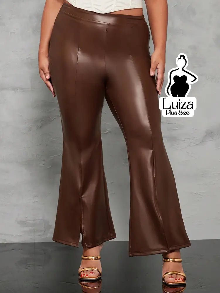 Calça Flare Couro Sintético Fenda Frontal Plus Size Calça Flare Couro Sintético Fenda Frontal Plus Size