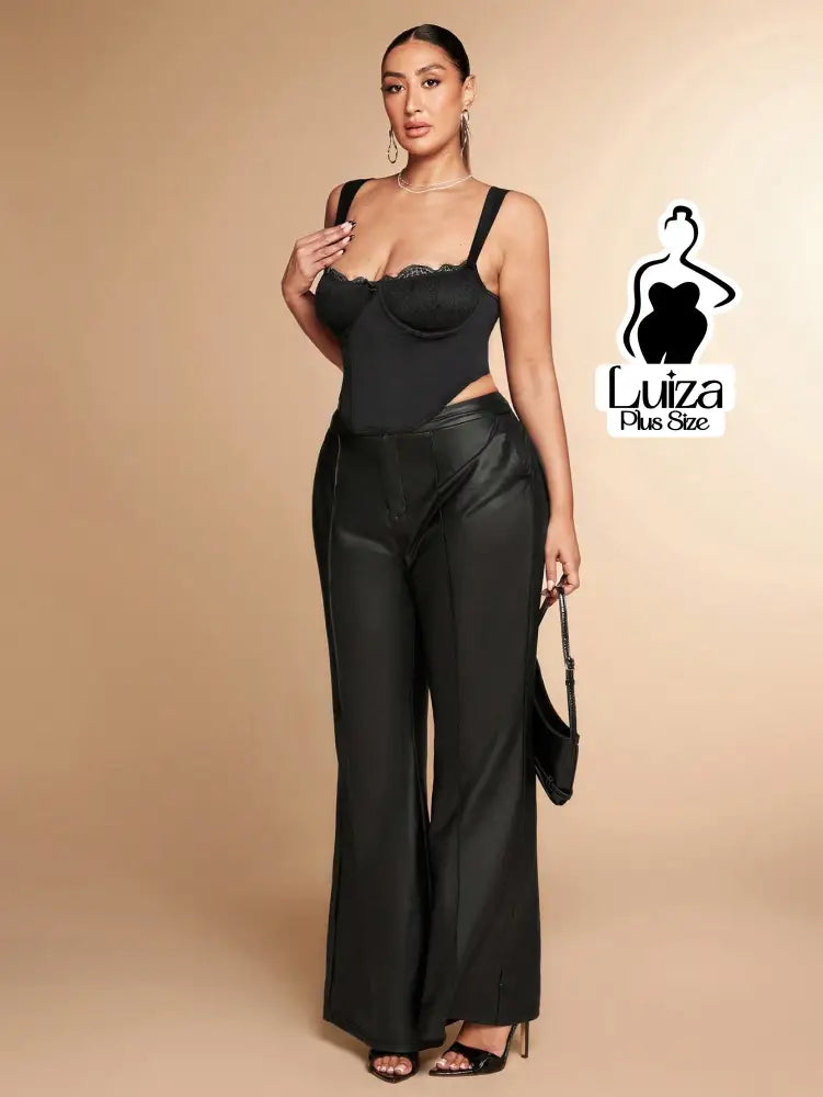 Calça Flare Efeito Couro Cintura Alta Elegante Plus Size Calça Flare Efeito Couro Cintura Alta Elegante Plus Size