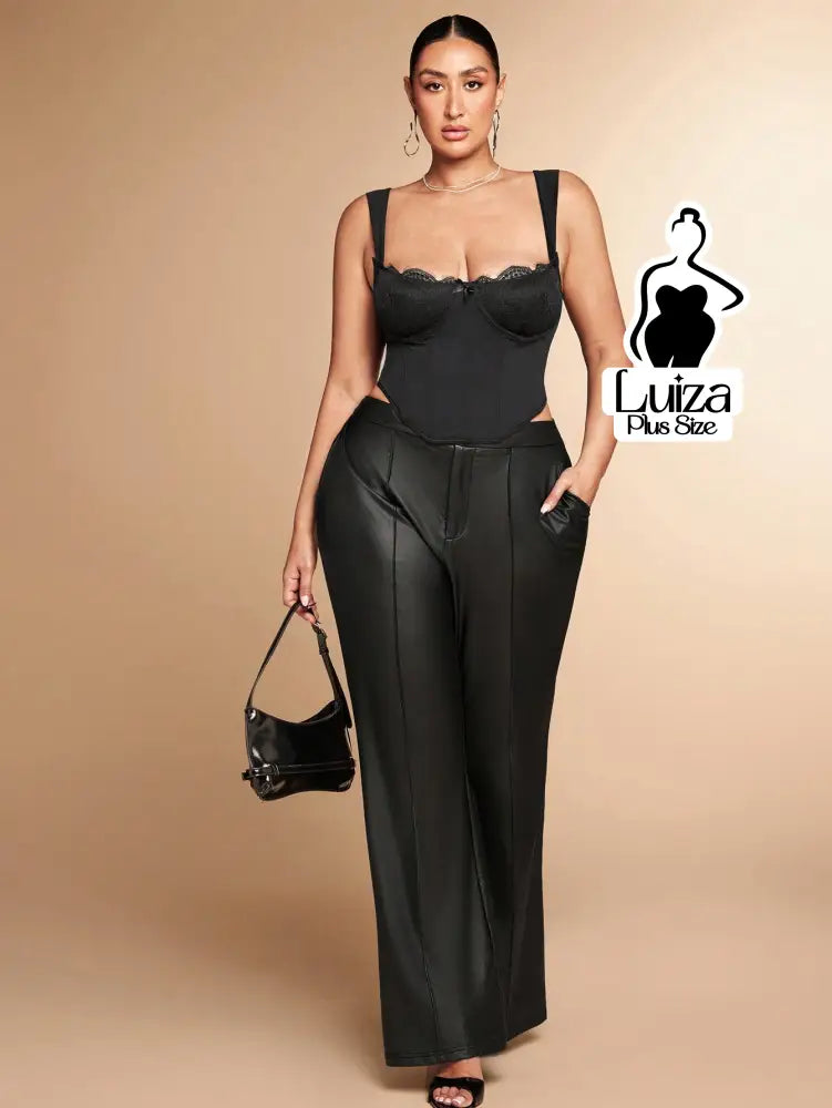 Calça Flare Efeito Couro Cintura Alta Elegante Plus Size Calça Flare Efeito Couro Cintura Alta Elegante Plus Size