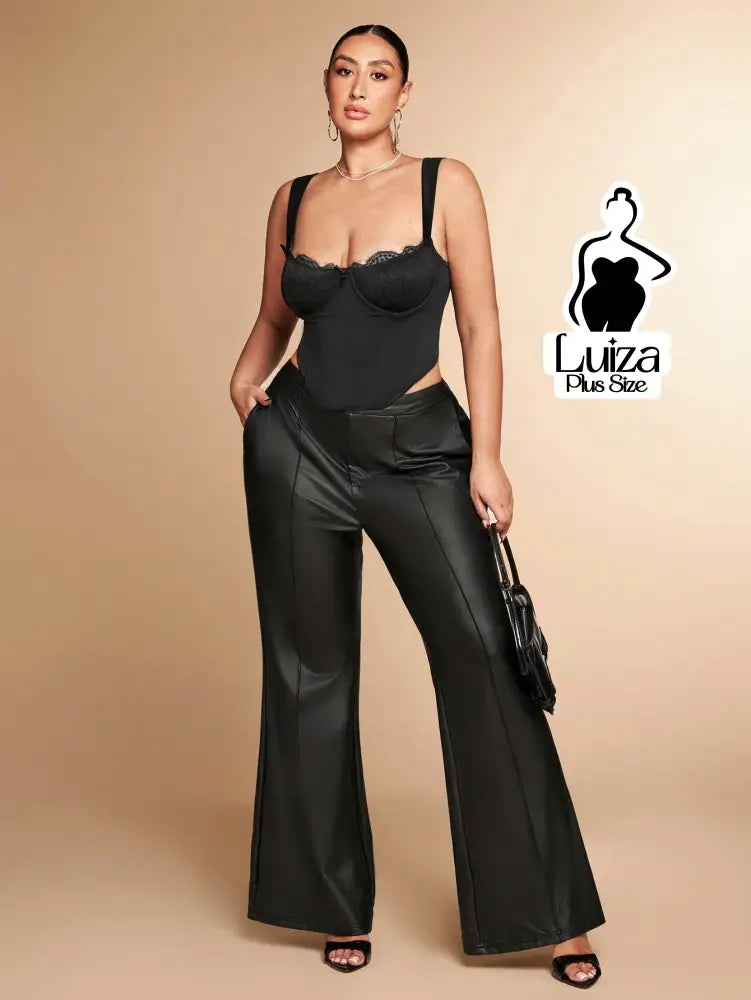 Calça Flare Efeito Couro Cintura Alta Elegante Plus Size Calça Flare Efeito Couro Cintura Alta Elegante Plus Size
