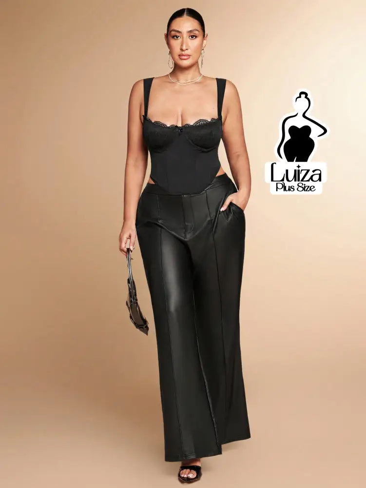 Calça Flare Efeito Couro Cintura Alta Elegante Plus Size Calça Flare Efeito Couro Cintura Alta Elegante Plus Size
