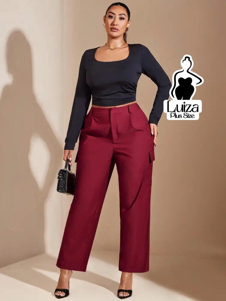 Calça Reta Alfaiataria Bolsos Cargo Cropped Plus Size Calça Reta Alfaiataria Bolsos Cargo Cropped Plus Size