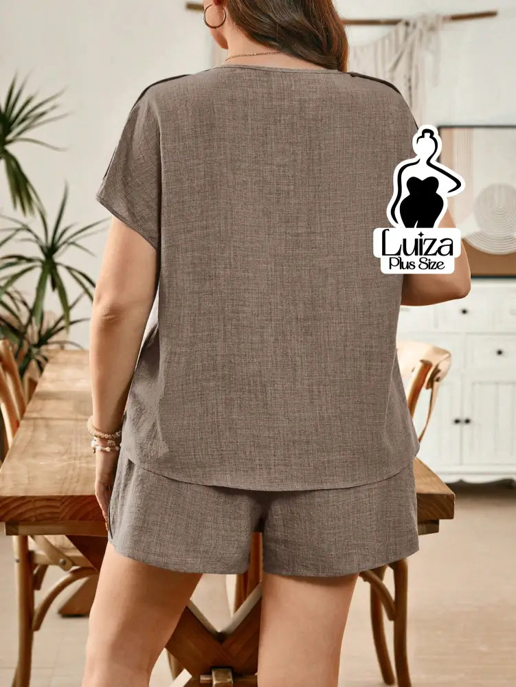 Conjunto Blusa Decote V Short Botões Laterais Plus Size Conjunto Blusa Decote V Short Botões Laterais Plus Size