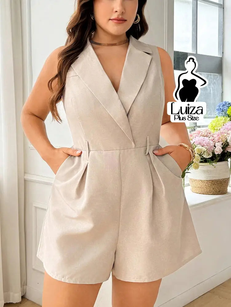 Macacão Curto Alfaiataria Lapela Decote Transpassado Plus Size Macacão Curto Alfaiataria Lapela Decote Transpassado