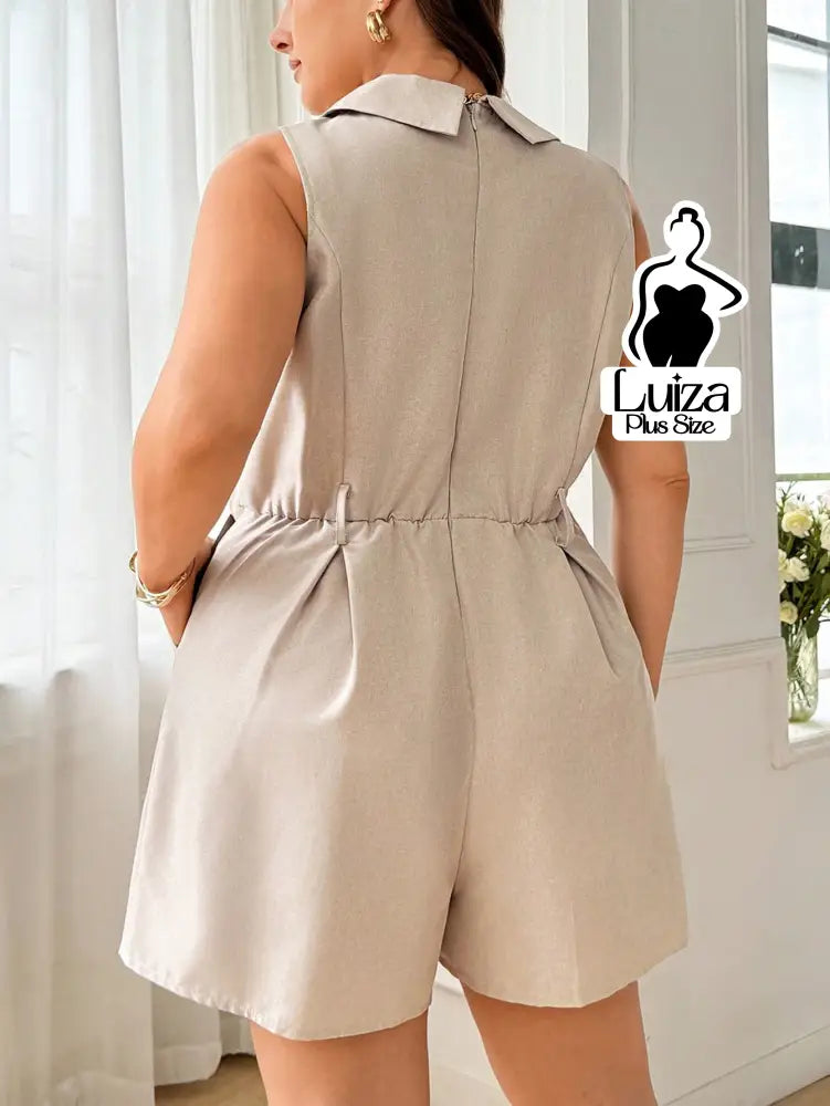 Macacão Curto Alfaiataria Lapela Decote Transpassado Plus Size Macacão Curto Alfaiataria Lapela Decote Transpassado