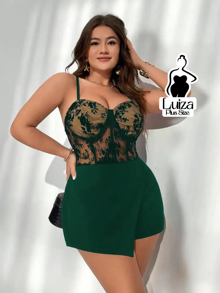 Macacão Curto Justo Renda Transparente No Busto Plus Size Macacão Curto Justo Renda Transparente No Busto Plus Size