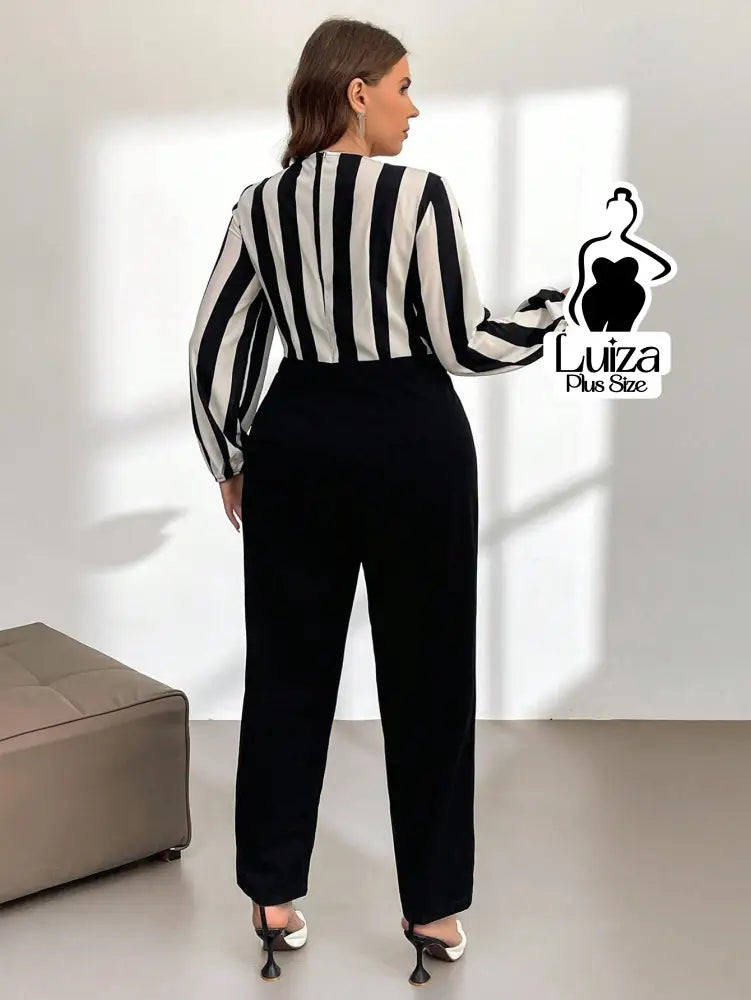 Macacão Longo Elegante Decote Transpassado Listrado Plus Size Macacão Longo Elegante Decote Transpassado Listrado Plus