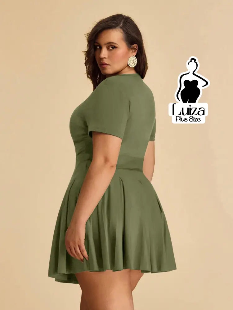 Vestido Curto Godê Plissado Manga Curta Plus Size Vestido Curto Godê Plissado Manga Curta Plus Size