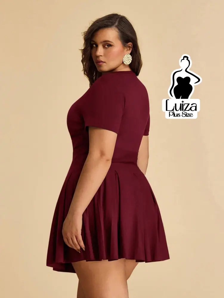 Vestido Curto Godê Plissado Manga Curta Plus Size Vestido Curto Godê Plissado Manga Curta Plus Size