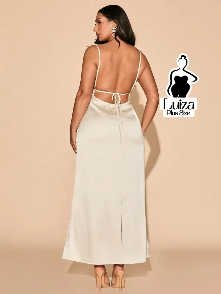 Vestido Longo Drapeado Aplicações Florais Laterais Plus Size Vestido Longo Drapeado Aplicações Florais Laterais Plus