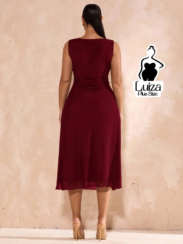 Vestido Midi Minimalista Sem Mangas Elegante Plus Size Vestido Midi Minimalista Sem Mangas Elegante Plus Size