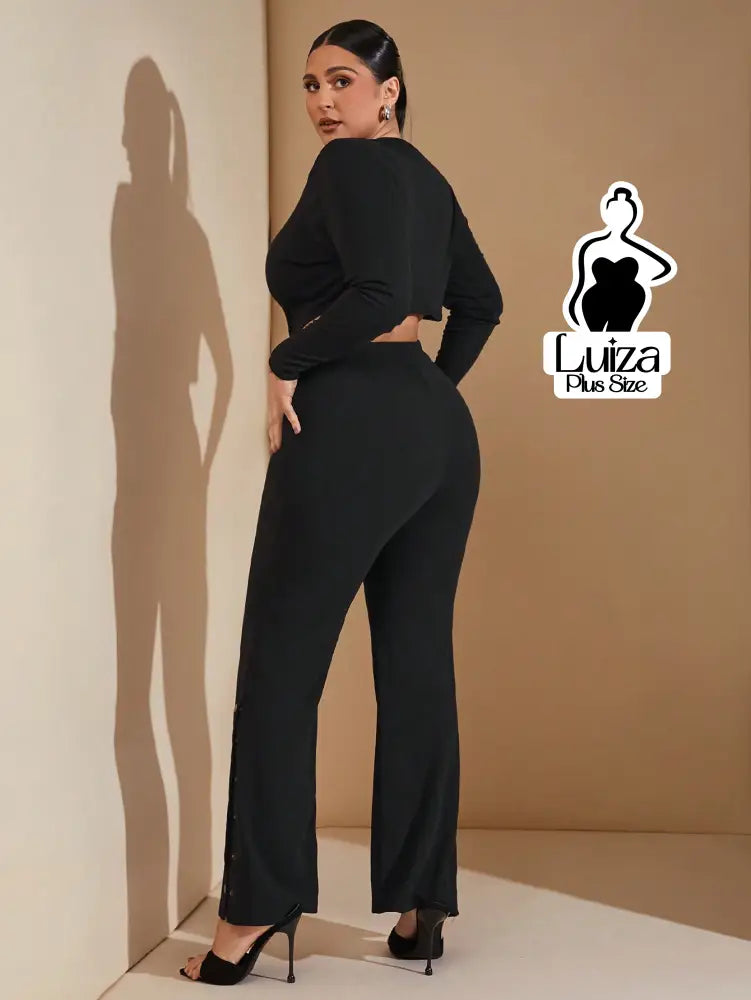Calça Flare Alfaiataria Botões Laterais Plus Size Calça Flare Alfaiataria Botões Laterais Plus Size