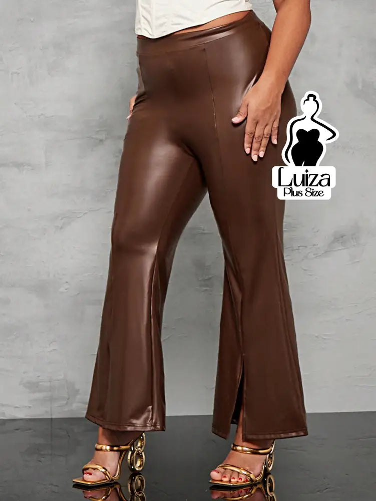 Calça Flare Couro Sintético Fenda Frontal Plus Size Calça Flare Couro Sintético Fenda Frontal Plus Size
