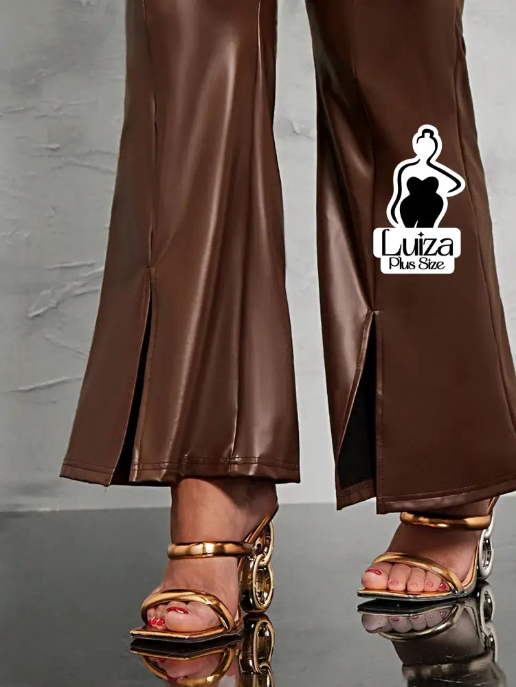 Calça Flare Couro Sintético Fenda Frontal Plus Size Calça Flare Couro Sintético Fenda Frontal Plus Size