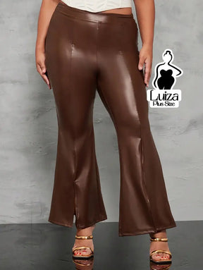 Calça Flare Couro Sintético Fenda Frontal Plus Size Calça Flare Couro Sintético Fenda Frontal Plus Size