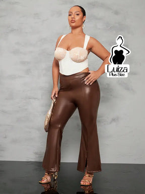 Calça Flare Couro Sintético Fenda Frontal Plus Size Calça Flare Couro Sintético Fenda Frontal Plus Size
