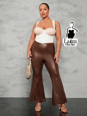 Calça Flare Couro Sintético Fenda Frontal Plus Size Chocolate / G Calça Flare Couro Sintético Fenda Frontal Plus Size