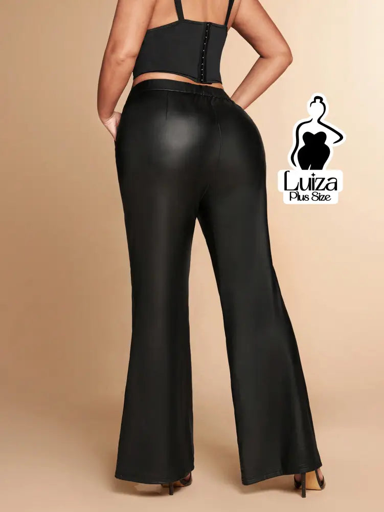 Calça Flare Efeito Couro Cintura Alta Elegante Plus Size Calça Flare Efeito Couro Cintura Alta Elegante Plus Size
