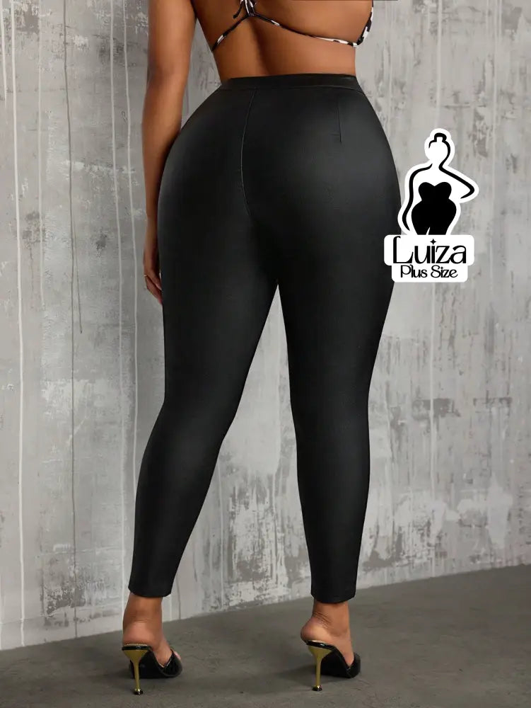 Calça Legging Cintura Alta Recortes Argola Frontal Plus Size Calça Legging Cintura Alta Recortes Argola Frontal Plus