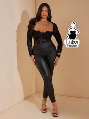 Calça Legging Couro Sintético Laterais Renda Plus Size Calça Legging Couro Sintético Laterais Renda Plus Size