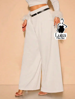 Calça Pantalona Recorte Moderno Toque Chic Plus Size Calça Pantalona Recorte Moderno Toque Chic Plus Size