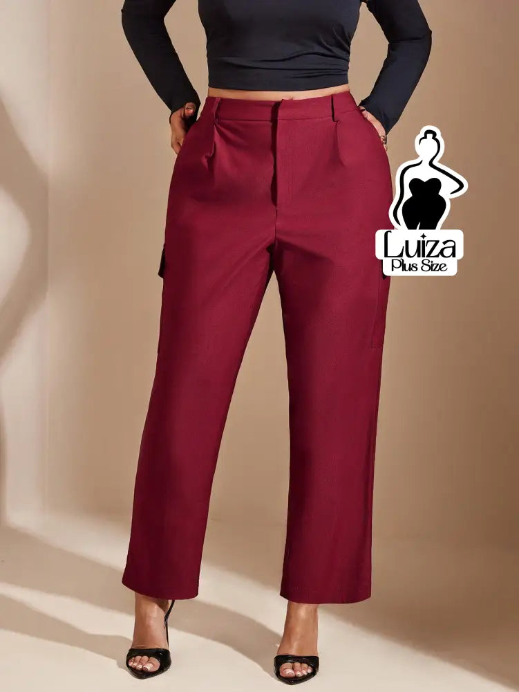 Calça Reta Alfaiataria Bolsos Cargo Cropped Plus Size Calça Reta Alfaiataria Bolsos Cargo Cropped Plus Size