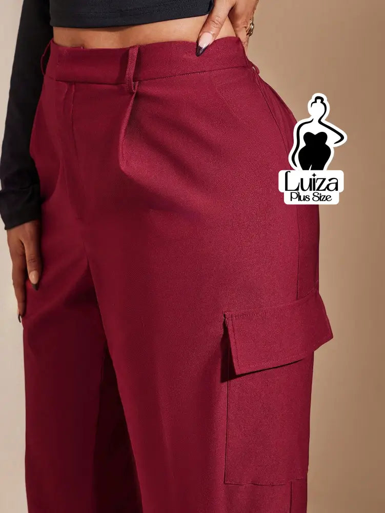 Calça Reta Alfaiataria Bolsos Cargo Cropped Plus Size Calça Reta Alfaiataria Bolsos Cargo Cropped Plus Size
