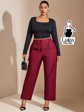 Calça Reta Alfaiataria Bolsos Cargo Cropped Plus Size Calça Reta Alfaiataria Bolsos Cargo Cropped Plus Size