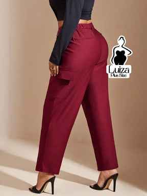 Calça Reta Alfaiataria Bolsos Cargo Cropped Plus Size Calça Reta Alfaiataria Bolsos Cargo Cropped Plus Size