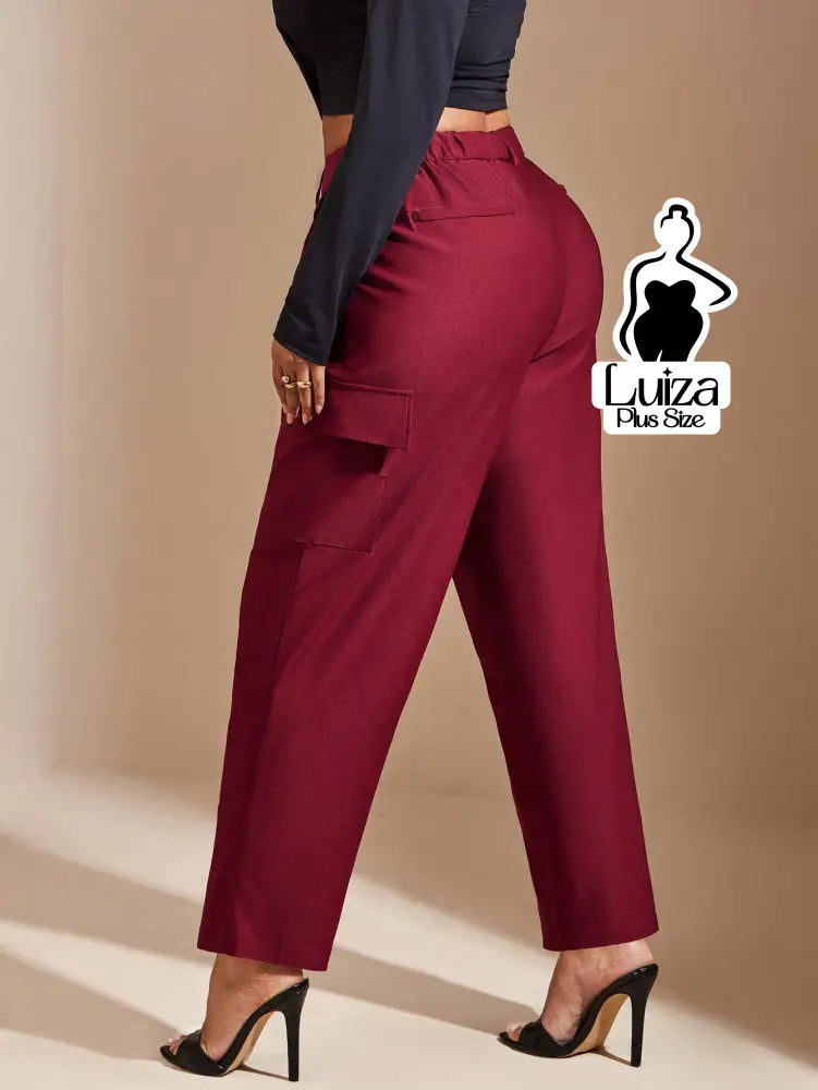 Calça Reta Alfaiataria Bolsos Cargo Cropped Plus Size Calça Reta Alfaiataria Bolsos Cargo Cropped Plus Size