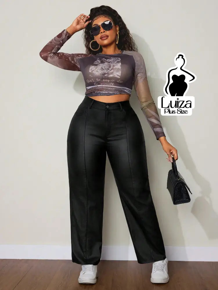 Calça Reta Cintura Alta Couro Sintético Moderno Plus Size Calça Reta Cintura Alta Couro Sintético Moderno Plus Size