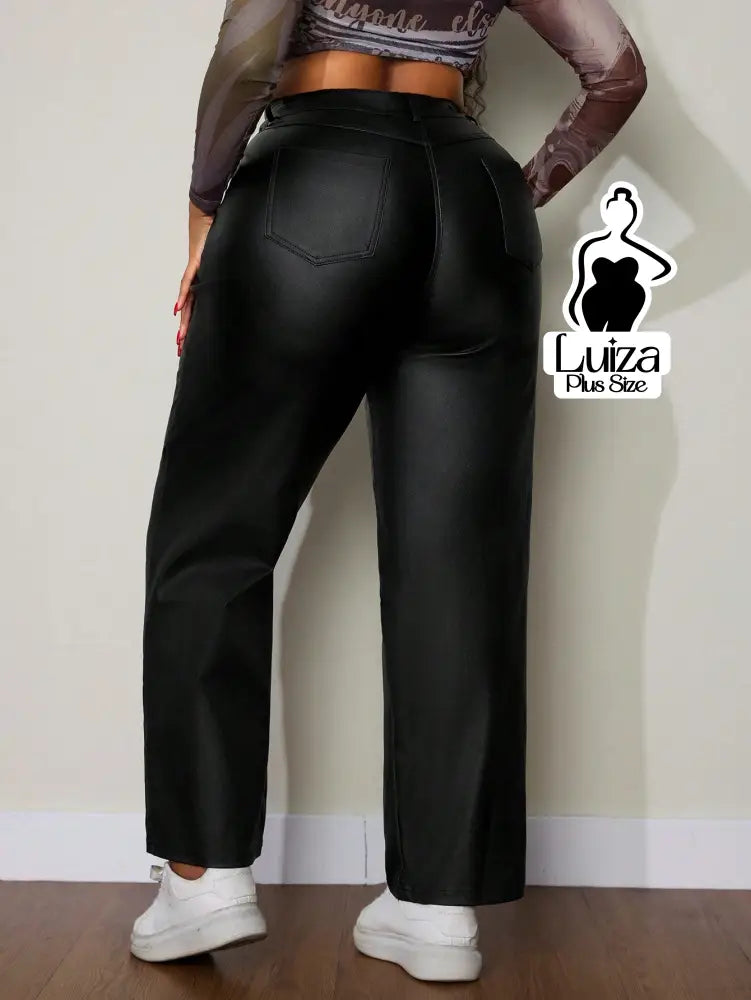Calça Reta Cintura Alta Couro Sintético Moderno Plus Size Calça Reta Cintura Alta Couro Sintético Moderno Plus Size