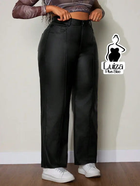 Calça Reta Cintura Alta Couro Sintético Moderno Plus Size Calça Reta Cintura Alta Couro Sintético Moderno Plus Size