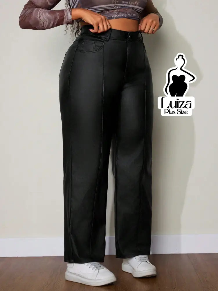 Calça Reta Cintura Alta Couro Sintético Moderno Plus Size Calça Reta Cintura Alta Couro Sintético Moderno Plus Size