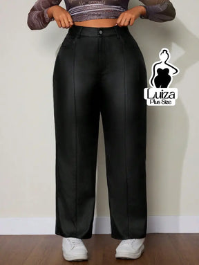 Calça Reta Cintura Alta Couro Sintético Moderno Plus Size Calça Reta Cintura Alta Couro Sintético Moderno Plus Size