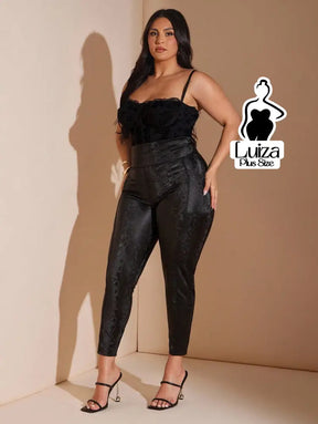 Calça Skinny Cintura Alta Efeito Couro Texturizada Plus Size Calça Skinny Cintura Alta Efeito Couro Texturizada Plus