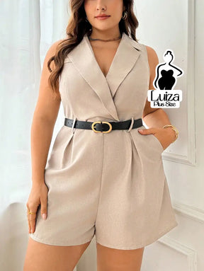 Macacão Curto Alfaiataria Lapela Decote Transpassado Plus Size Macacão Curto Alfaiataria Lapela Decote Transpassado