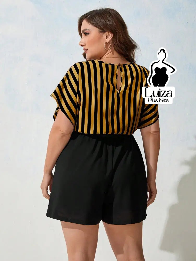 Macacão Curto Decote Transpassado Faixa Na Cintura Plus Size Macacão Curto Decote Transpassado Faixa Na Cintura Plus