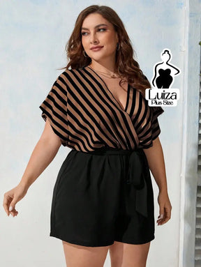 Macacão Curto Decote Transpassado Faixa Na Cintura Plus Size Macacão Curto Decote Transpassado Faixa Na Cintura Plus