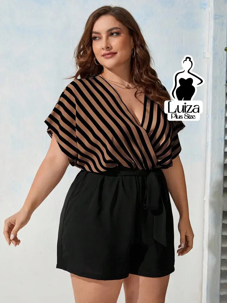 Macacão Curto Decote Transpassado Faixa Na Cintura Plus Size Macacão Curto Decote Transpassado Faixa Na Cintura Plus