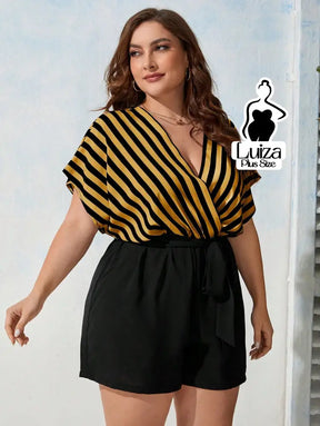 Macacão Curto Decote Transpassado Faixa Na Cintura Plus Size Macacão Curto Decote Transpassado Faixa Na Cintura Plus