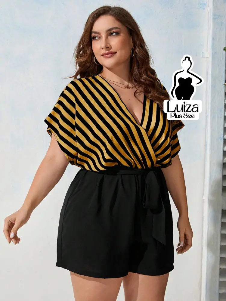 Macacão Curto Decote Transpassado Faixa Na Cintura Plus Size Macacão Curto Decote Transpassado Faixa Na Cintura Plus