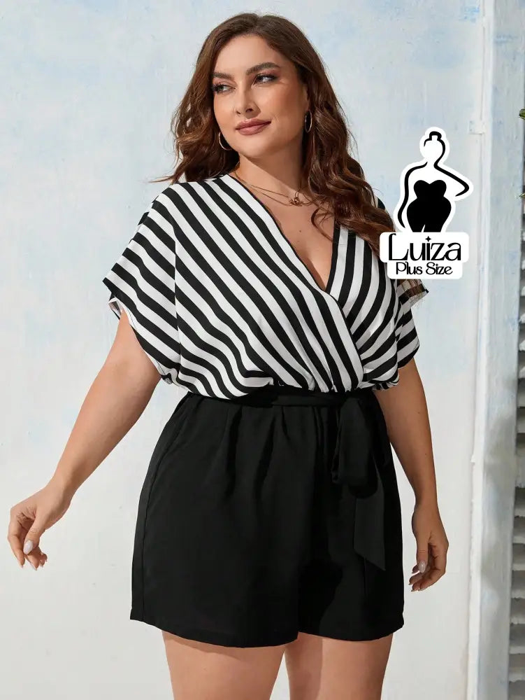 Macacão Curto Decote Transpassado Faixa Na Cintura Plus Size Macacão Curto Decote Transpassado Faixa Na Cintura Plus