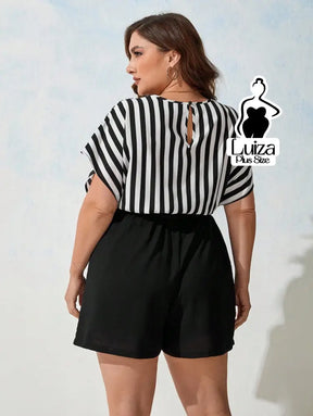 Macacão Curto Decote Transpassado Faixa Na Cintura Plus Size Macacão Curto Decote Transpassado Faixa Na Cintura Plus