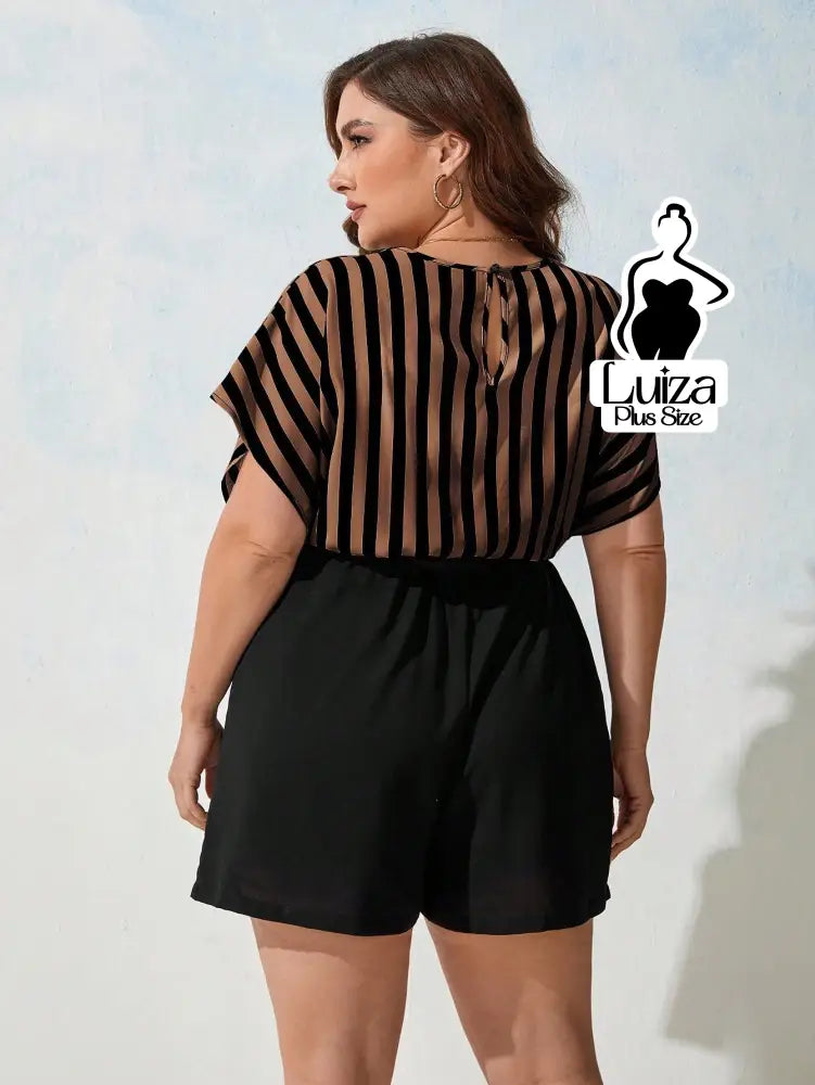 Macacão Curto Decote Transpassado Faixa Na Cintura Plus Size Macacão Curto Decote Transpassado Faixa Na Cintura Plus