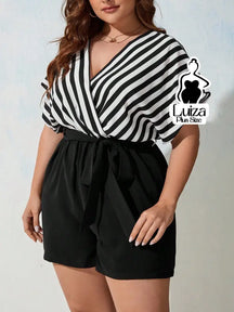 Macacão Curto Decote Transpassado Faixa Na Cintura Plus Size Branco / G Macacão Curto Decote Transpassado Faixa Na